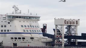 Huit anciens salariés de SeaFrance ont été mis en examen jeudi dans une enquête pour des vols et des fraudes à bord des bateaux de la compagnie maritime, aujourd'hui en liquidation judiciaire. /Photo prise le 10 janvier 2012/REUTERS/Pascal Rossignol