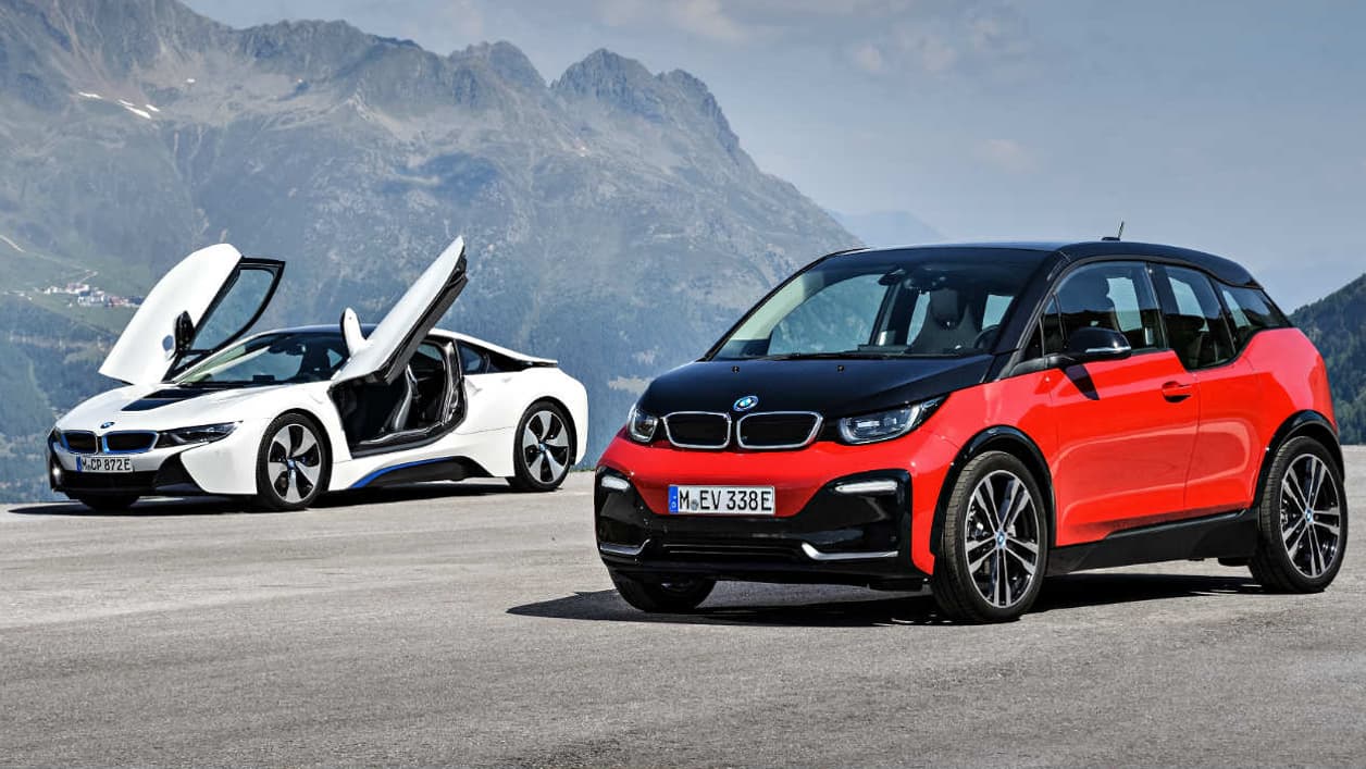 La nouvelle version de la i3, la i3s, devant la BMW i8, la sportive hybride rechargeable de la marque. La nouvelle version de la i3, la i3s, devant la BMW i8, la sportive hybride rechargeable de la marque.