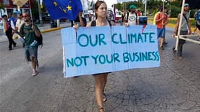 Manifestante à Cancun. Les 194 Etats représentés à la conférence de l'Onu sur les changements climatiques qui se tient à Cancun se sont efforcés de combler les divergences entre riches et pauvres pour éviter une réédition de l'échec de Copenhague, il y a