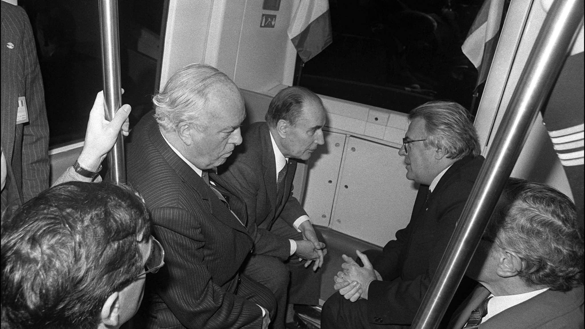 François Mitterrand, le Premier ministre Pierre Mauroy et le président de la communauté urbaine Arthur Notebart, assis dans une rame du VAL, le 25 avril 1983 à Lille, lors de l'inauguration du métro de la capitale du Nord. François Mitterrand, le Premier ministre Pierre Mauroy et le président de la communauté urbaine Arthur Notebart, assis dans une rame du VAL, le 25 avril 1983 à Lille, lors de l'inauguration du métro de la capitale du Nord.