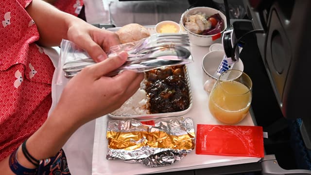 Un repas préparé pour la classe économique est servi à bord d'un avion Airbus A380 de Singapore Airlines à l'aéroport Changi de Singapour, le 24 octobre 2020. (Illustration)