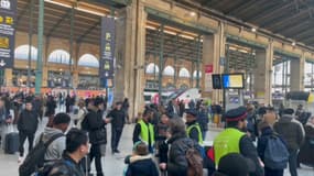 Des voyageurs en attente de leurs trains à la gare du Nord, à Paris le 7 mars 2025 après la découverte d'une bombe de la Seconde Guerre mondiale à proximité.