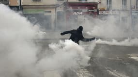 Un manifestant renvoi aux forces de l'ordre une grenade lacrymogène, à Rennes, le 14 mai 2016.
