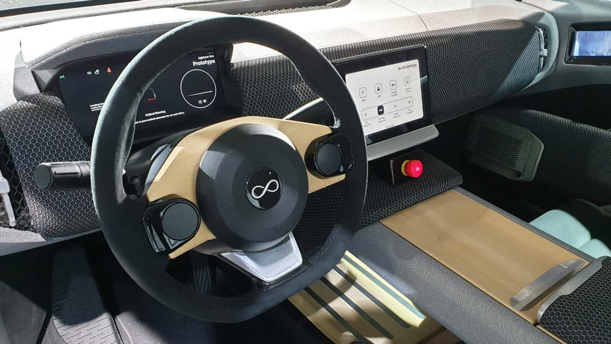 A l'intérieur du prototype de Lightyear, on retrouve un habitacle épuré rappelant celui de la Model 3. A l'intérieur du prototype de Lightyear, on retrouve un habitacle épuré rappelant celui de la Model 3.