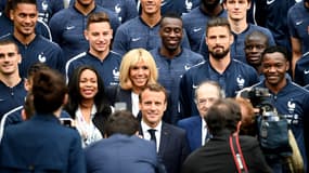Emmanuel Macron avec l'équipe de France, après la victoire en Coupe du monde, en 2018.