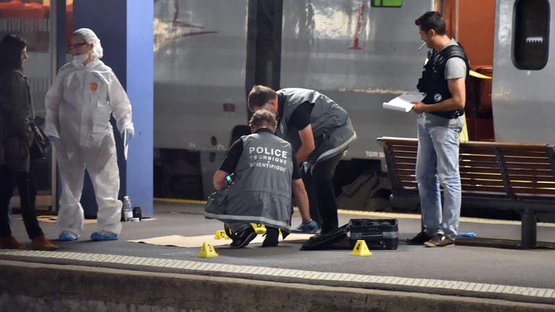 Des agents de la police technique et scientifique sont à pied d'oeuvre dans la gare d'Arras, après l'attaque dans un Thalys.