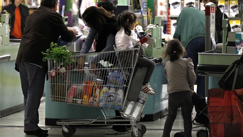 L'UFC-Que Choisir adéposé plainte contre des magasins de grande distribution pour non respect de la loi française sur le crédit à la consommation. /Photo d'archives/REUTERS/Charles Platiau