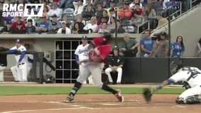 Baseball: Un spectateur attrape une batte d’une main sans renverser sa bière
