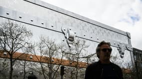 La malle géante de Louis Vuitton sur l'avenue des Champs-Elysées, en mars 2024