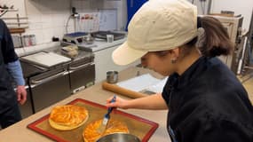 À Manosque, le chocolatier Joël Vilcoq a mis au point sa propre recette de galette des rois. Une recette au chocolat qu'il a inventée pour compenser une baisse de recettes après les fêtes.
