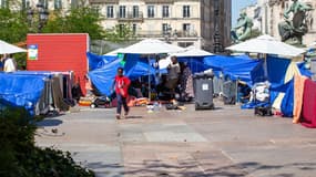 Plus de 250 personnes, principalement des familles ou des femmes seules avec enfants, occupent la place devant l’Hôtel de Ville de Paris depuis une semaine.