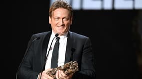 L'acteur français Benoît Magimel après avoir reçu le César du meilleur acteur, lors de la 47e cérémonie des César, le 25 février 2022 à l'Olympia de Paris