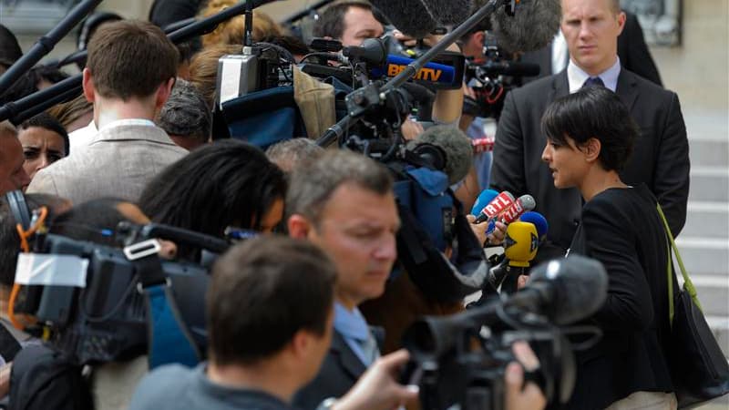 A la sortie du conseil des ministres, la porte-parole du gouvernement Najat Vallaud-Belkacem a déclaré que ce dernier envisageait d'instaurer une taxe sur les produits pétroliers. /Photo prise le 27 juin 2012/REUTERS/Philippe Wojazer