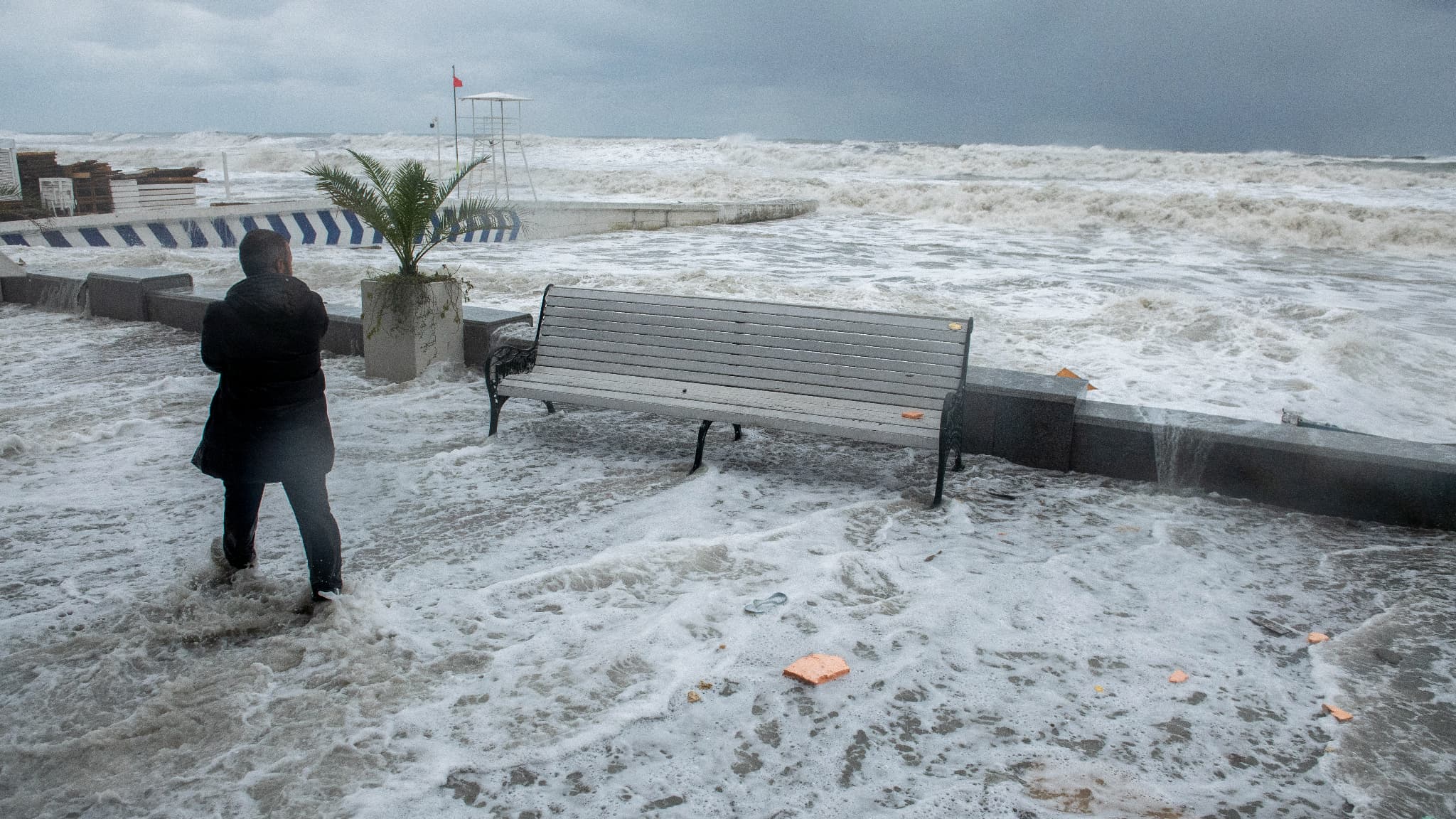 Des vagues se heurtent à un front de mer dans la station balnéaire de Sochi, sur la mer Noire, lors d'une tempête, le 27 novembre 2023.