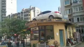 Etrange mésaventure pour une automobiliste chinoise. Sa voiture a été placée sur un toit après qu'elle a refusé de payer son stationnement.
