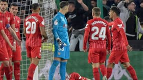 Le milieu de terrain du FC Séville, Joan Jordan Moreno, à terre, après avoir reçu un projectile, lors du derby contre le Bétis, en 8e de finale aller de la Coupe dur Roi, le 15 janvier 2022 