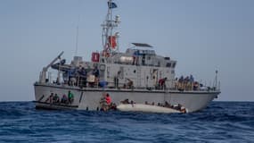 Les gardes côtes libyens secourent un canot transportant des migrants le 6 novembre 2017.
