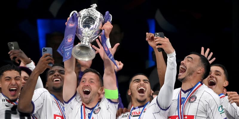 Les joueurs du Toulouse FC soulèvent la Coupe de France après leur victoire en finale de l'édition 2023 contre le FC Nantes