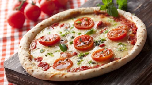 Envie de préparer une pizza tomate mozzarella vous-même ? Cliquez ici pour voir la recette. 