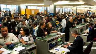 Comptoirs d'enregistrement à l'aéroport d'Orly. Selon le ministre de l'Ecologie, Jean-Louis Borloo, les compagnies aériennes françaises vont tenter d'assurer 75% des vols long-courriers mardi au départ de Paris, mais la situation reste floue sur les proch