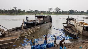 Des hommes déchargent un bateau sur la rivière Oubangui en Centrafrique le 5 mars 2025 (image d'illustration)