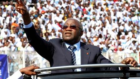 Le président sortant Laurent Gbagbo (photo) et l'ancien Premier ministre Alassane Ouattara sont au coude-à-coude dans l'élection présidentielle en Côte d'Ivoire alors que la moitié des bulletins du premier tour ont été dépouillés mardi soir. /Photo prise