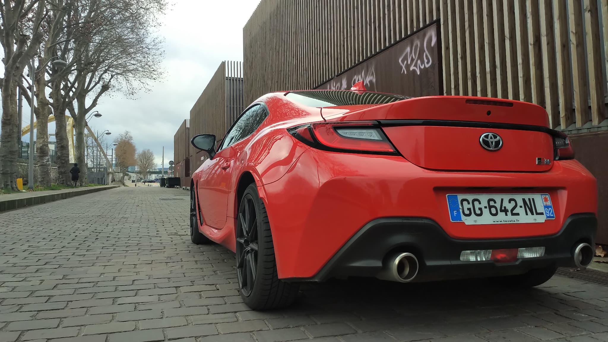 Le comportement routier de la Toyota GR86 en fait une sportive agréable en sensation.