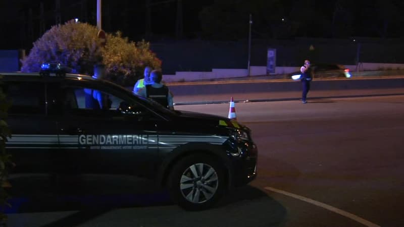 Un véhicule de gendarmerie sur les lieux du refus d'obtempérer mortel survenu à Mougins le 26 août 2024.