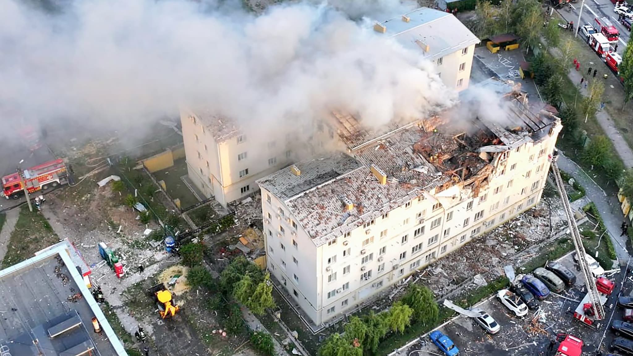 Un immeuble résidentiel endommagé à la suite d'une attaque aérienne russe à Kharkiv, en Ukraine, le 18 août 2025. Un immeuble résidentiel endommagé à la suite d'une attaque aérienne russe à Kharkiv, en Ukraine, le 18 août 2025.