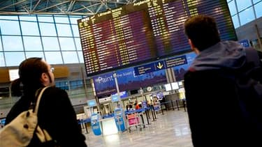 Le trafic aérien a été suspendu jeudi et va continuer de l'être une partie de ce vendredi sur une grande part de l'Europe du Nord et de l'Ouest en raison d'un nuage de cendres formé après l'éruption mercredi du volcan islandais Eyjafjallajokull. /Photo pr