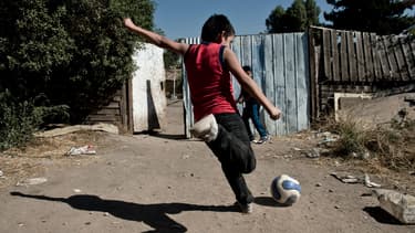 Un jeune garçon joue au football au Chili. Un futur Alexis Sanchez?