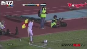 Elle marque deux corners directs dans le même match
