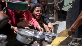 Des Palestiniennes déplacées à un point de distribution d'aide humanitaire à Jabalia, au nord de la bande de Gaza, le 19 mai 2025.