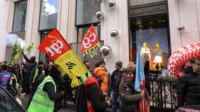 La CGT devant Louis Vuitton, à Paris