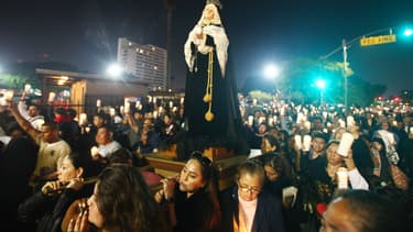 Une statue à l'effigie de la Vierge Marie lors d'une procession à Los Angeles.