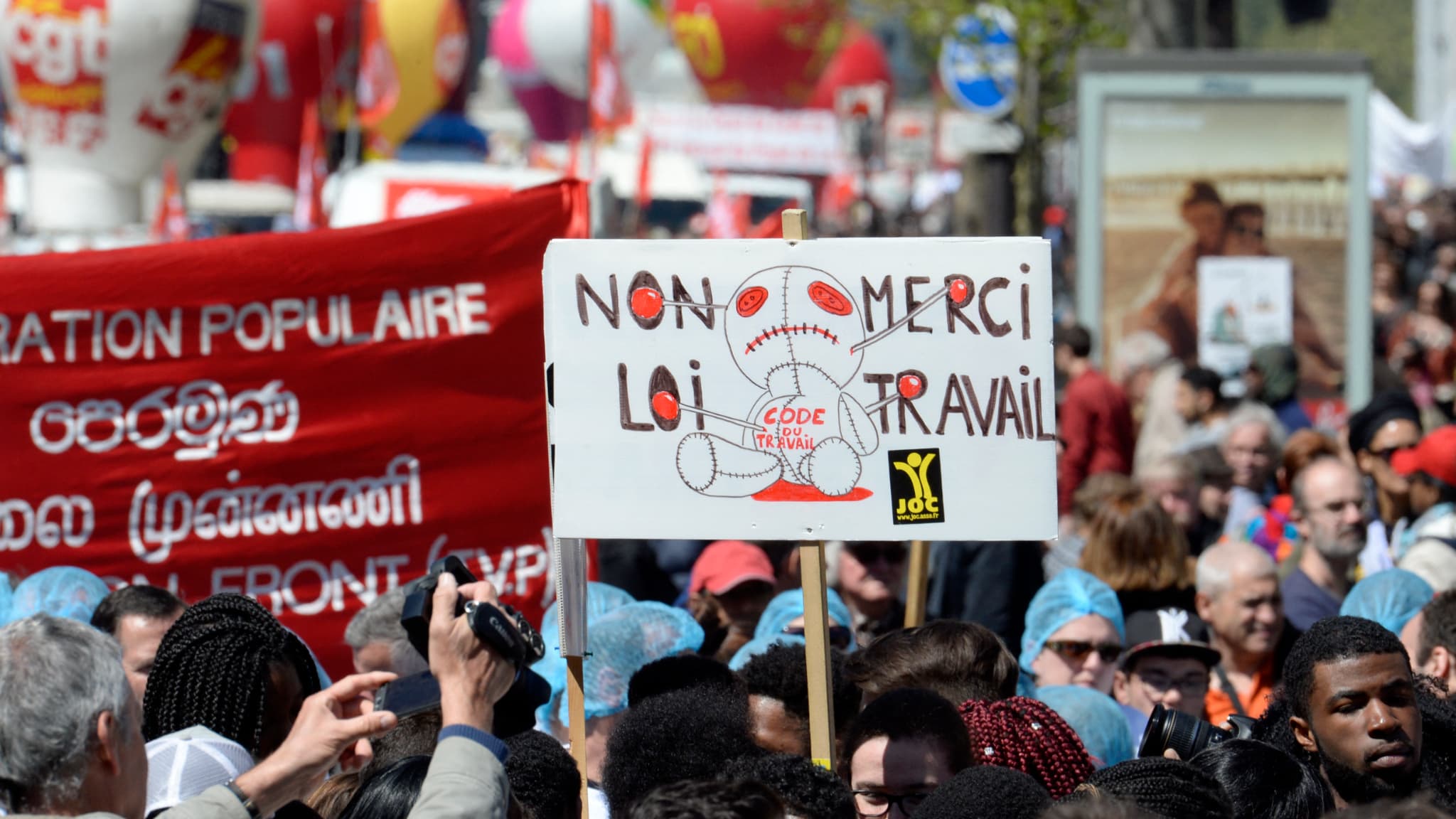 Un manifestant contre la loi Travail, le 1er mai 2016 à Paris.