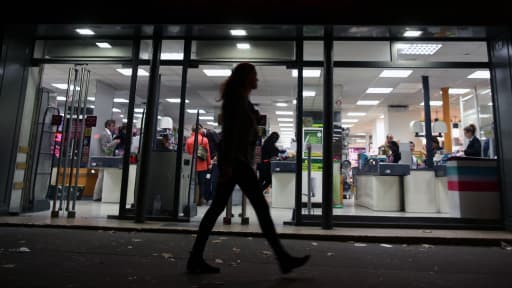 Une femme marche dans la rue à Paris (illustration).