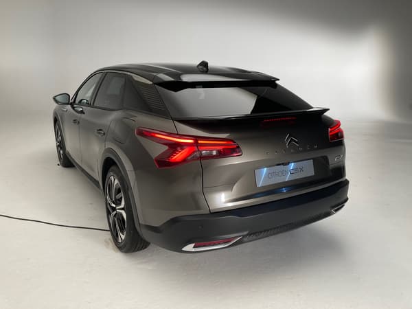Au-delà des ruptures stylistiques, la nouvelle grande routière de Citroën rompt aussi avec la culture du diesel. Elle ne sera proposée qu’avec des motorisations essence et l’hybride rechargeable doit être le coeur de la gamme et des ventes. Au-delà des ruptures stylistiques, la nouvelle grande routière de Citroën rompt aussi avec la culture du diesel. Elle ne sera proposée qu’avec des motorisations essence et l’hybride rechargeable doit être le coeur de la gamme et des ventes.