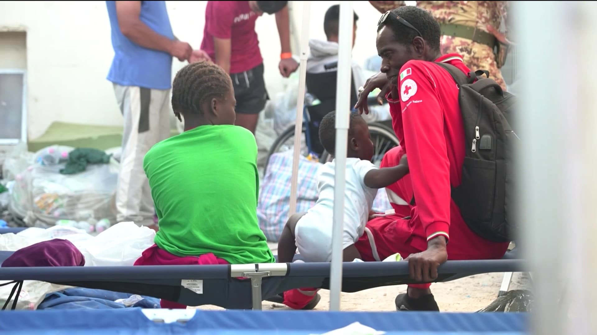 a Lampedusa i migranti affrontano condizioni di vita precarie