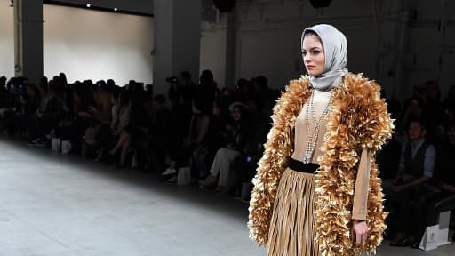 Un mannequin présente un modèle de la créatrice musulmane indonésienne Anniesa Hasibuan, lors de la fashion week à New-York le 14 février 2017. 