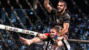Khabib Nurmagomedov porte Islam Makhachev après la victoire du second sur Charles Oliveira pour la ceinture UFC des légers en octobre 2022