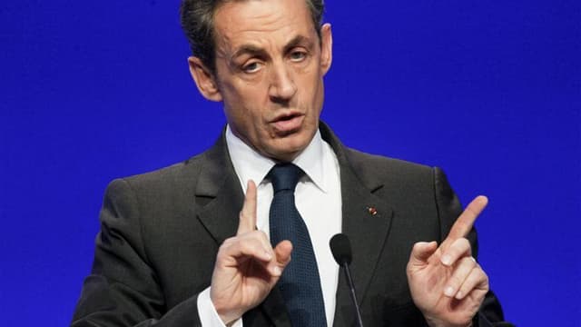 Comme un joueur de poker au bout de la nuit, Nicolas Sarkozy jouera cette semaine son "tapis" avec sa "vraie fête du travail" du 1er mai et son duel télévisé de mercredi soir contre François Hollande, pour tenter d'arracher in extremis sa réélection. /Pho