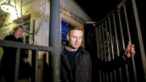 L'opposant russe Alexeï Navalny sort d'un poste de police, le 29 septembre 2017 à Moscou