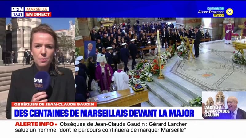 Regarder la vidéo Obsèques de Jean-Claude Gaudin: des centaines de Marseillais rassemblés à la Major