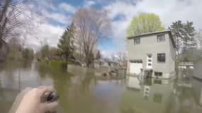 Au Québec, les habitants prennent leurs bateaux pour traverser les rues inondées