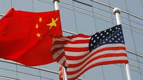 Les drapeaux chinois et américain (illustration) 
