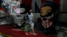 Un passant masqué dans une rue de Madrid, le 18 août 2020