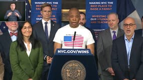 Le maire de New York Eric Adams en conférence de presse adresse son soutien aux victimes de l'effondrement du toit d'un discothèque à Saint-Domingue, le 17 avril 2025