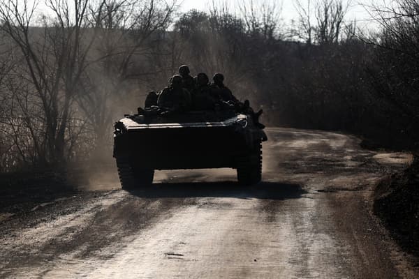 Des soldats ukrainiens près de Bakhmout dans le Donbass le 5 mars 2023.