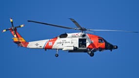 Un hélicoptère des garde-côtes américains vole au-dessus de Cedar Key, en Floride, après l'ouragan Hélène, le 27 septembre 2024